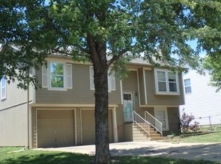 706 S Deerfield Dr, Bonner Springs, KS 66012
