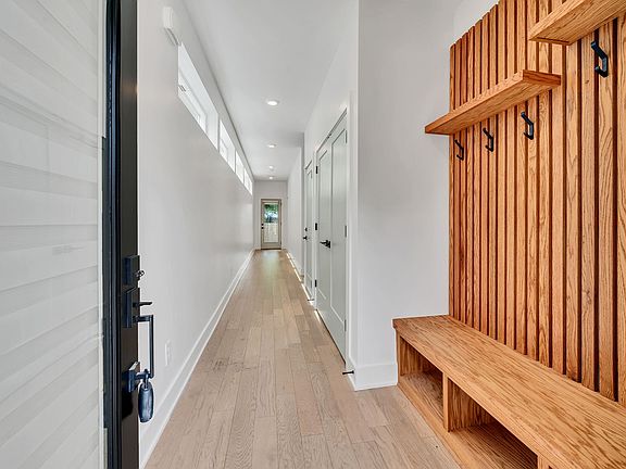 4th image of 904B Cahal Ave