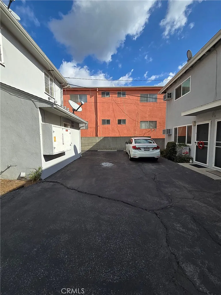 1 bed, 700 sqft, $1,750 — Photo 2