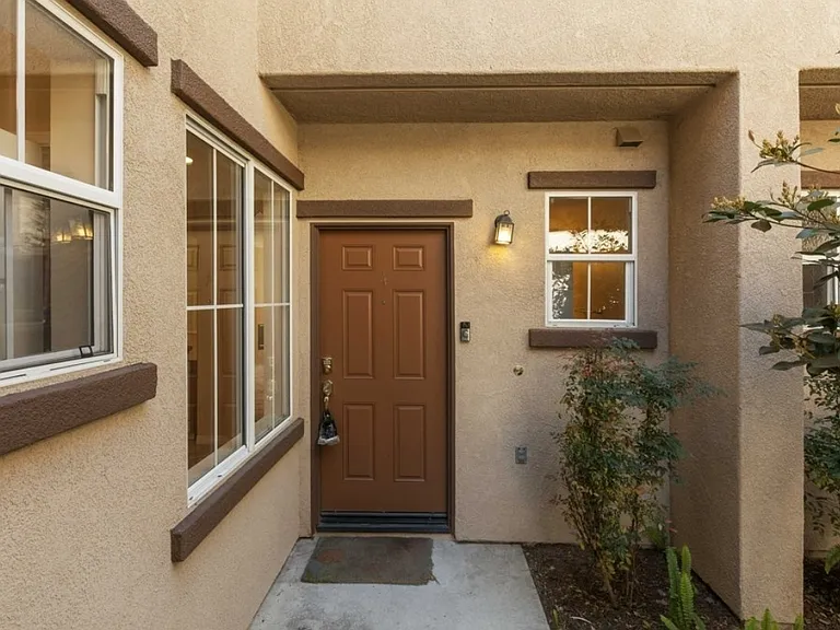 650 Sumner Way #4 — Photo 2