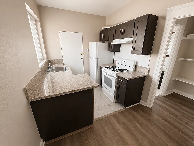 145 E 36th Pl #B — Photo 3