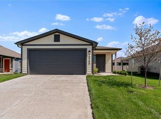 426 Rock Creek Dr, Tonganoxie, KS 66086