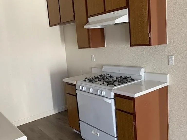 Laurel Canyon Apartments — Photo 3