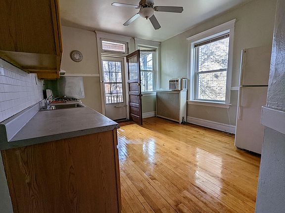 5th image of 3752 N Lawndale Ave #1