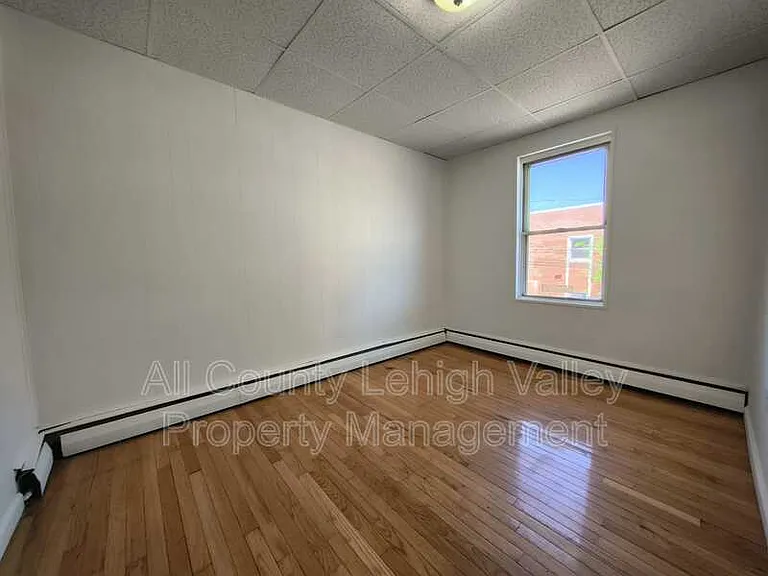 546 Thomas St — Photo 8