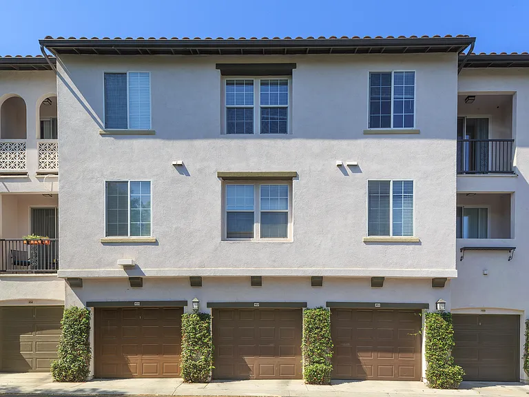 Anacapa Apartment Homes — Photo 15