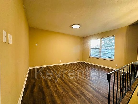 4th image of 918 W Forest Blvd
