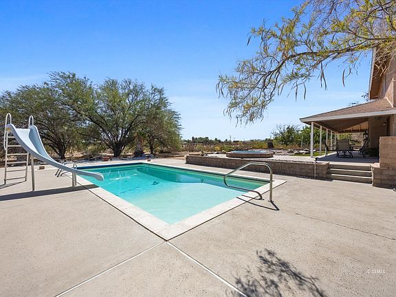 3rd image of 604 N Rebel Rd