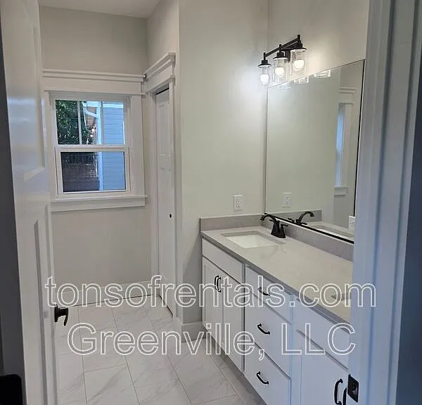 890 Crenshaw St — Photo 9