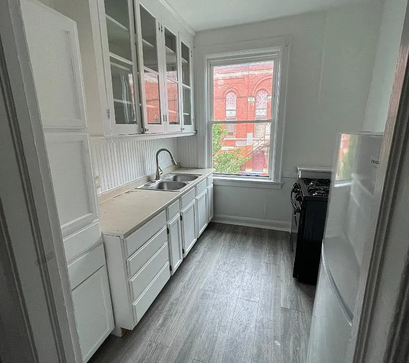 601 Main St #10