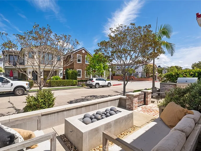 2035 Miramar Dr — Photo 2