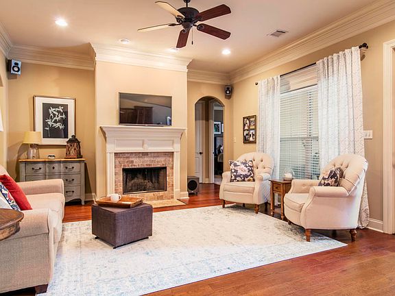 4th image of 219 Miramar Blvd