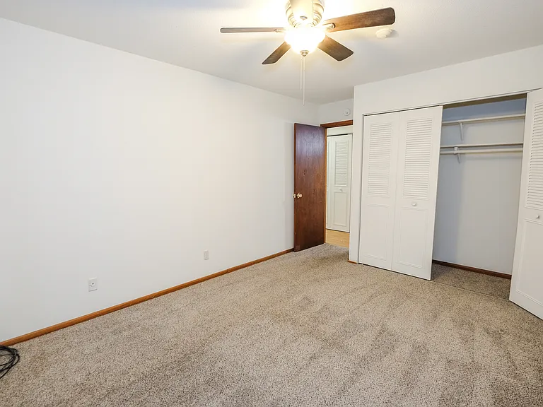 Colonial Apartments — Photo 16