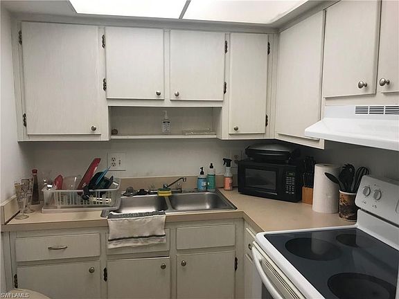 3rd image of 1830 Maravilla Ave