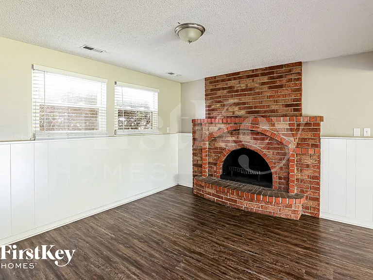 8418 NW 68th St — Photo 2