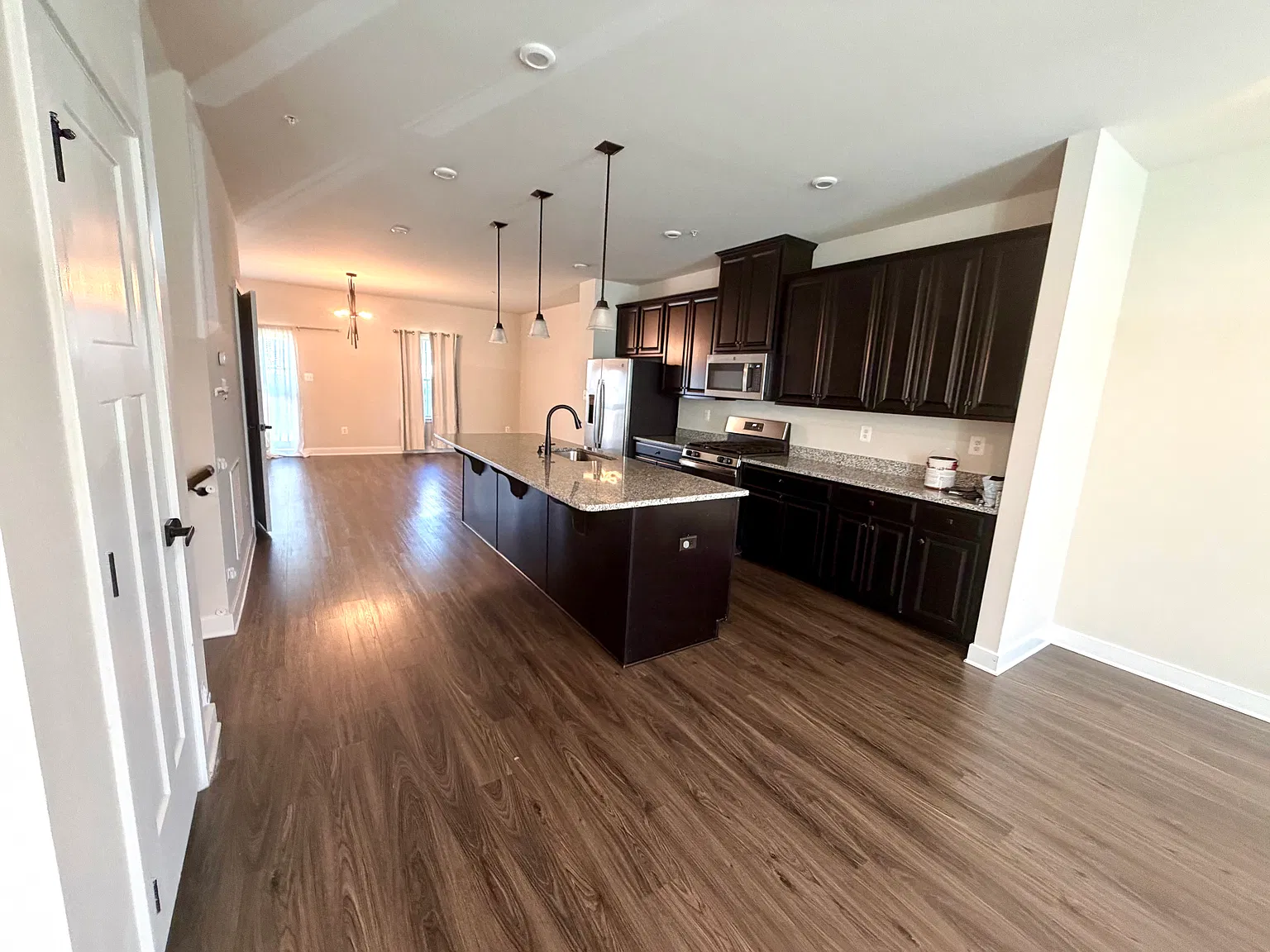 3 bed, 3.5 bath, 2412 sqft, $3,300 — Photo 3