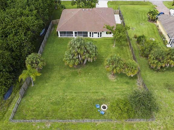 2nd image of 365 SW Kestor Dr