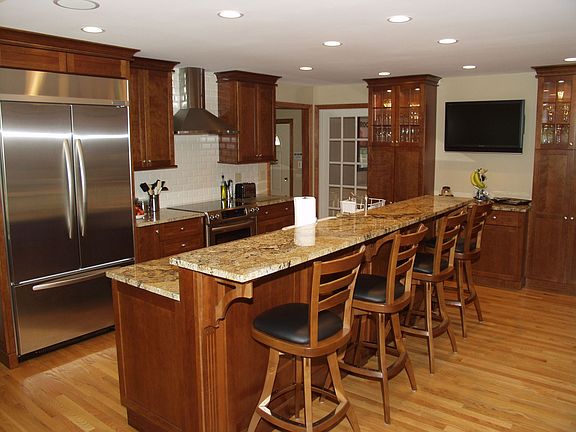 New appliances, breakfast bar