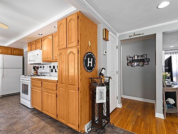 4th image of 137 Van Mara Dr