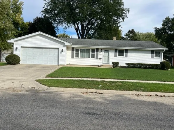 1061 Meadow Ln, Rochelle, IL 61068