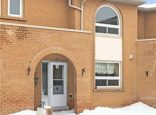 1180 Mississauga Valley Blvd #4, Mississauga, ON L5A 3M9