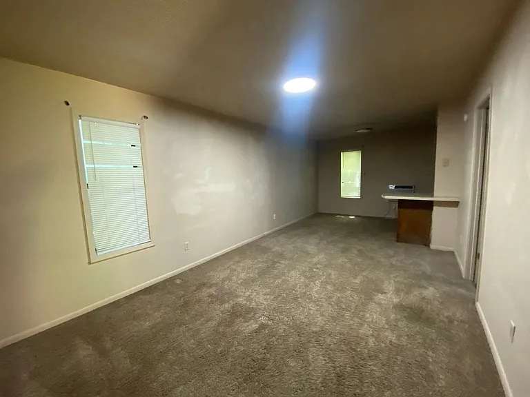 1006 Markle — Photo 2