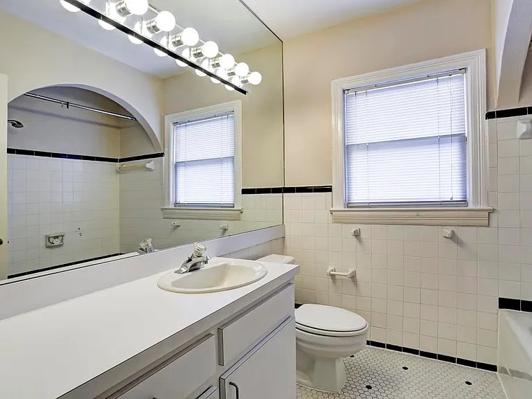 2127 Bartlett St — Photo 12