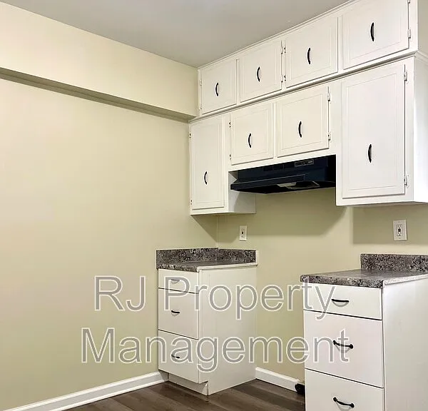 3284 Parham St — Photo 9