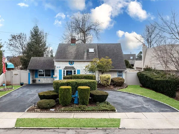 48 Hearth Lane, Westbury, NY 11590