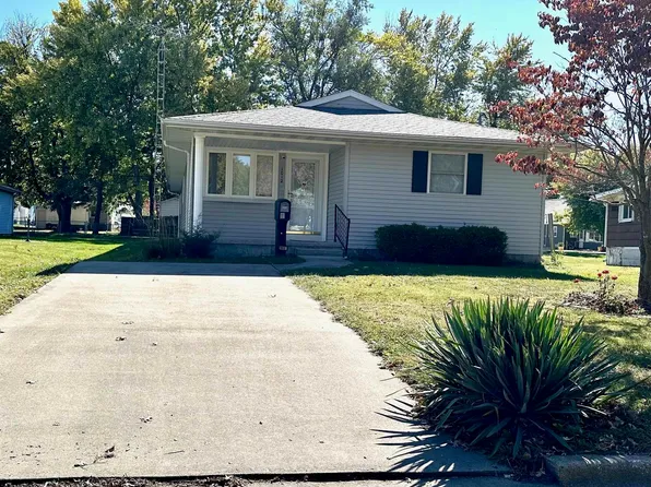 1012 W Vandeveer St, Taylorville, IL 62568