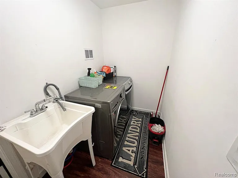 3143 Village Cir S — Photo 9
