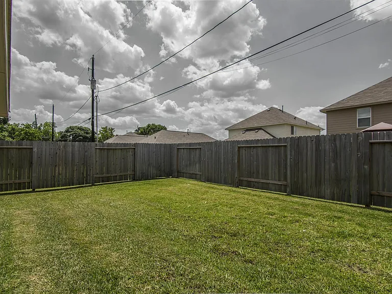 6306 Heffernan St — Photo 9
