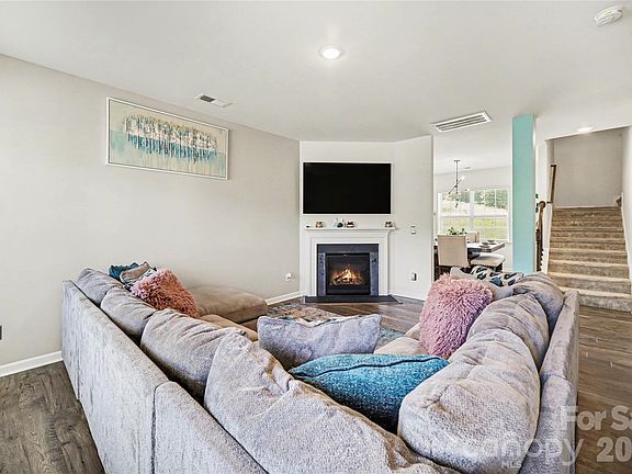 4th image of 828 Larmore Ave