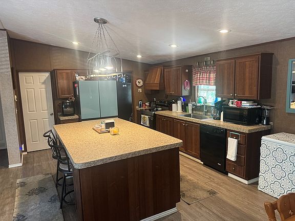 2nd image of 440 Shoreline Dr