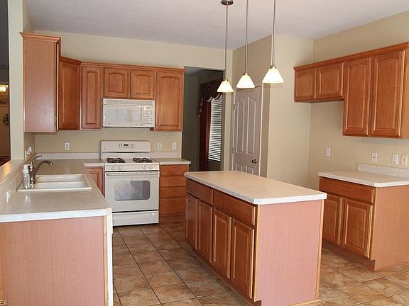 3rd image of 275 Stratford Dr