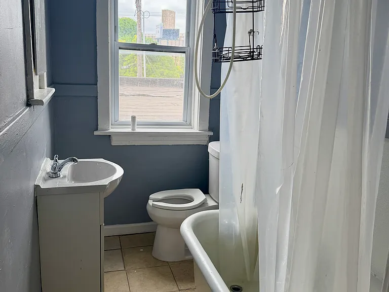 907 S Sarah St #2F — Photo 9