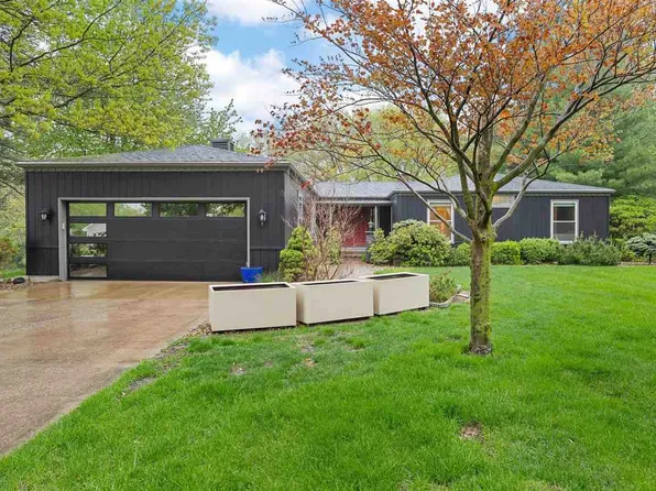 2 Brickwood Knl NE, Iowa City, IA 52240