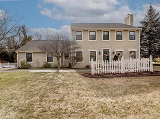 N49W16133 Graysland Dr, Menomonee Falls, WI 53051