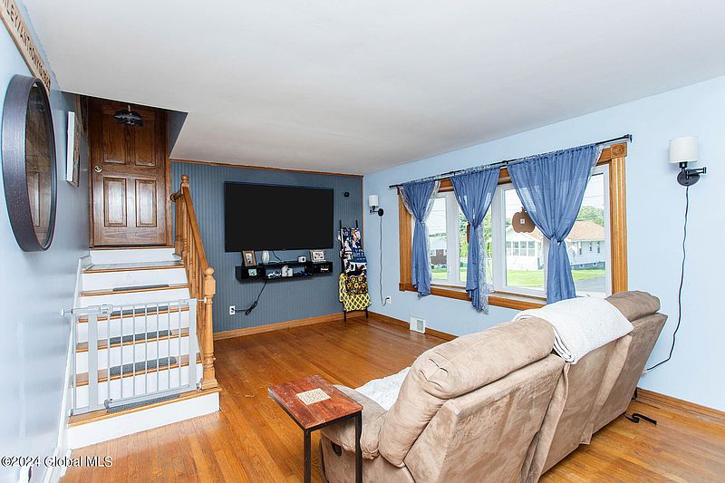 4th image of 1160 Elton Avenue