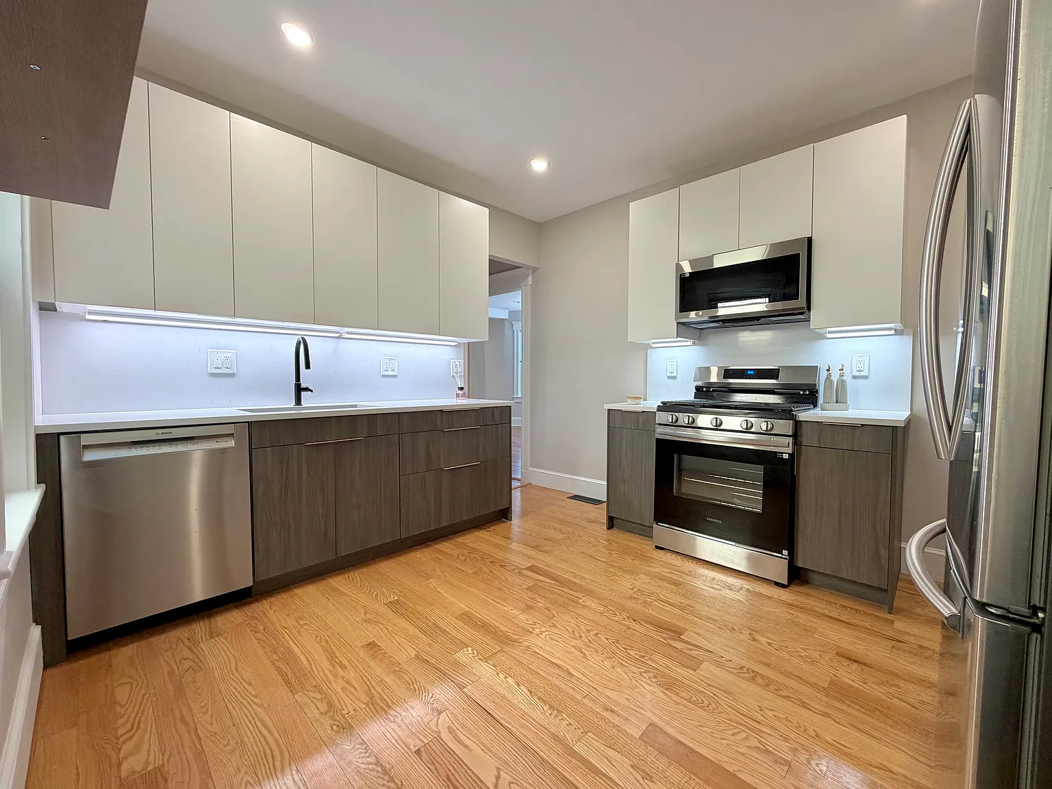 2 bed, 911 sqft, $2,700 — Photo 4