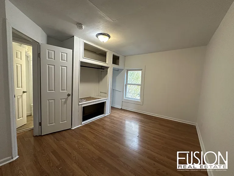 340 Manhattan Dr — Photo 2