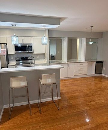 Bar seating with quartz countertop