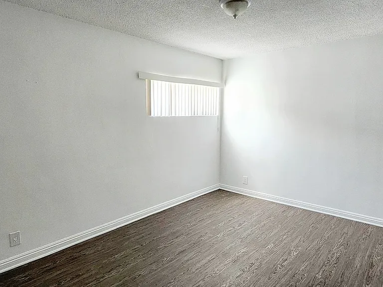 845 Victor Ave — Photo 5
