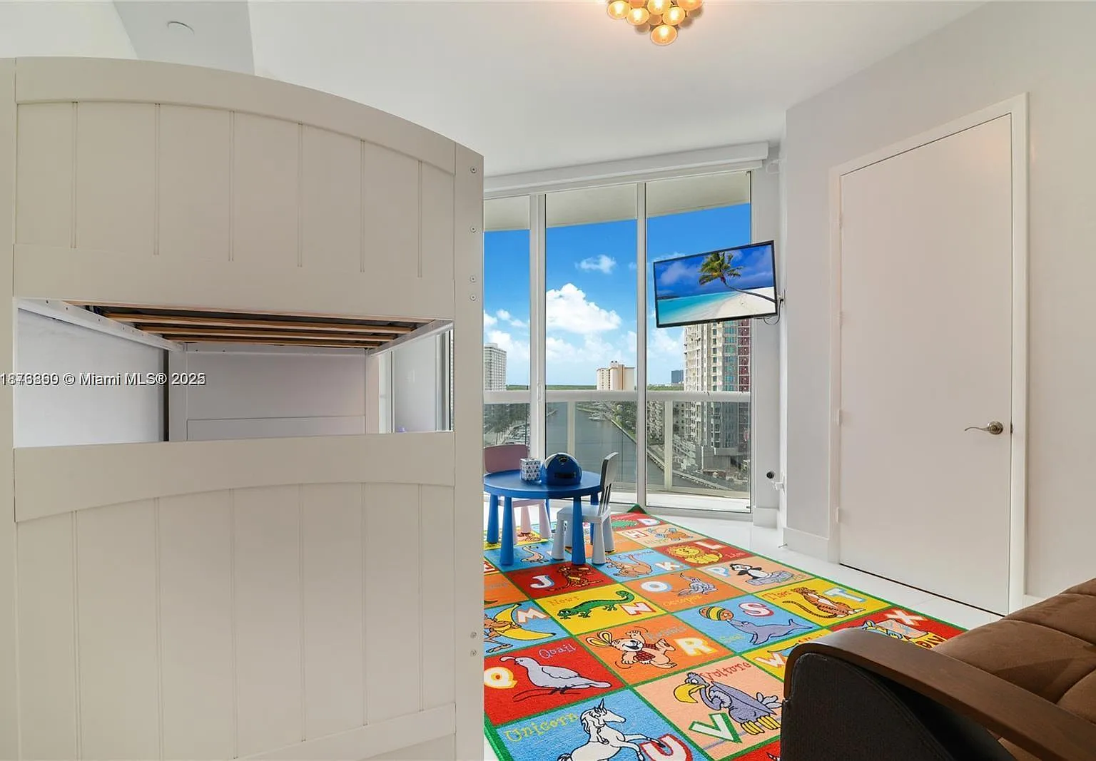 3 bed, 2558 sqft, $9,800 — Photo 1