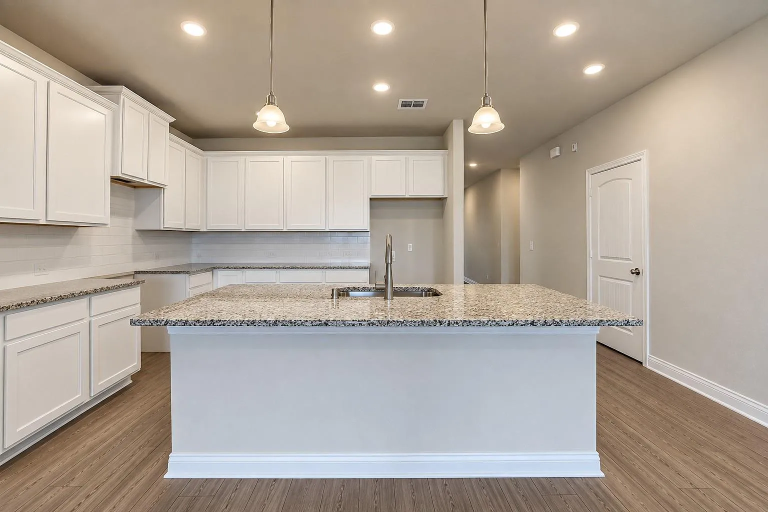 4 bed, 2.0 bath, 1942 sqft, $2,700 — Photo 4