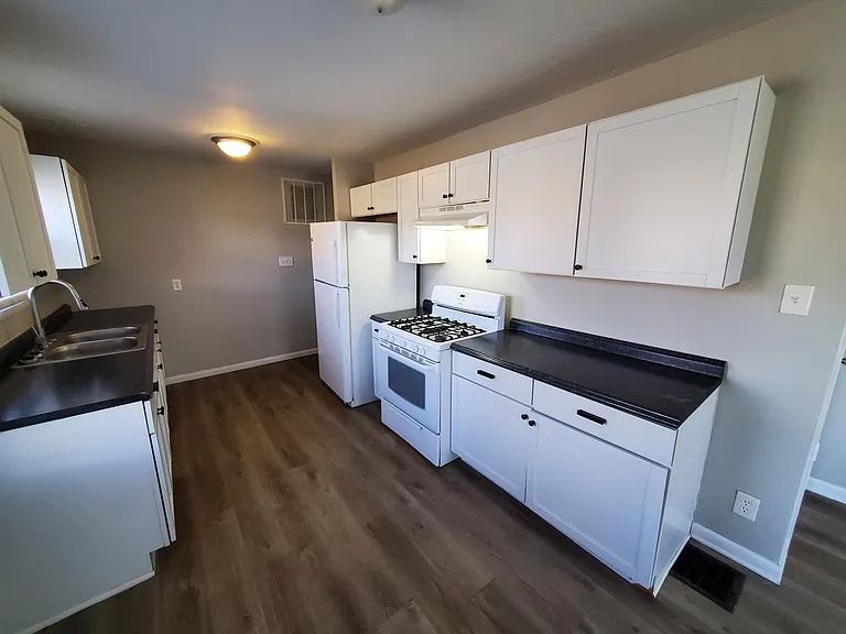 EAT-IN KITCHEN, W/ PLENTY OF CABINET SPACE