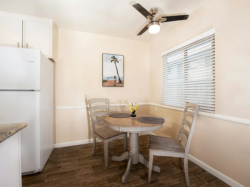 The Sorrento-Unit 04, Dining