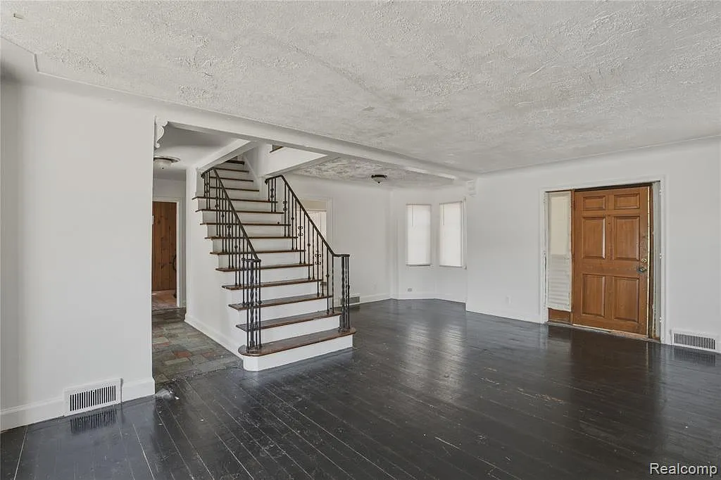 4 bed, 1.5 bath, 1596 sqft, $1,900 — Photo 3