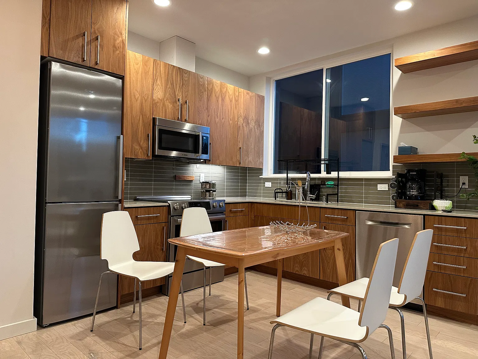 2 bed, 2.5 bath, 1050 sqft, $3,600 — Photo 4