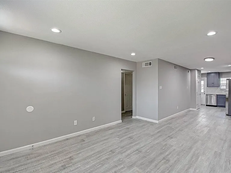 1104 W Tri Oaks Ln #119 — Photo 5
